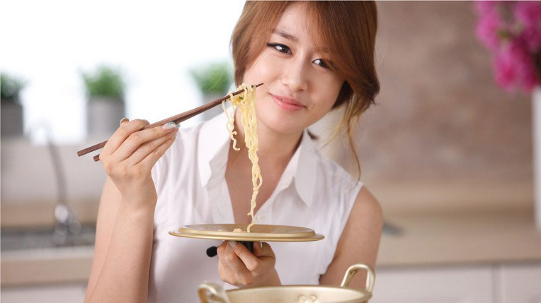 Makan Ramyeon di tutup panci